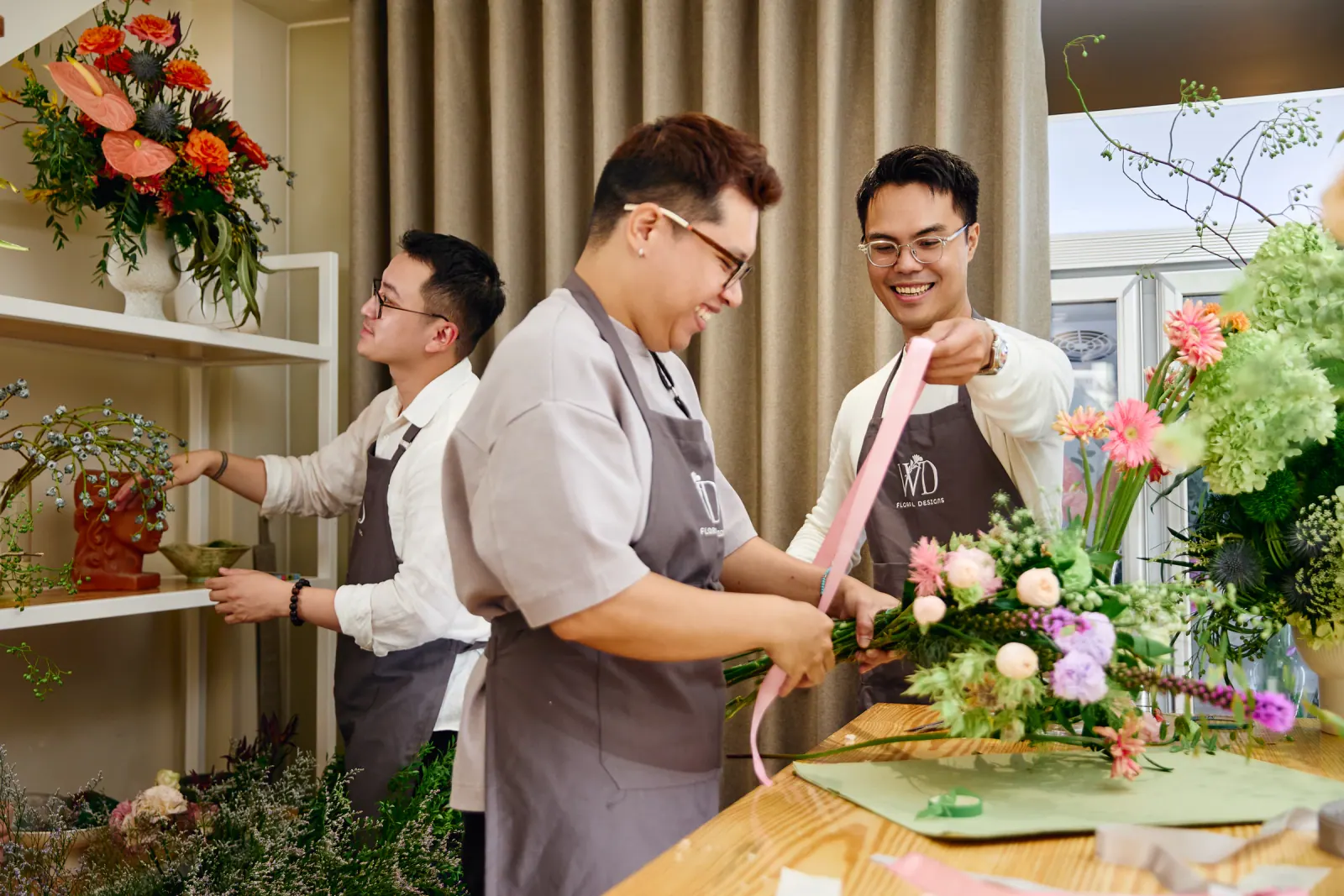 Đội ngũ WD Florist Vietnam đang chuẩn bị hoa tại studio